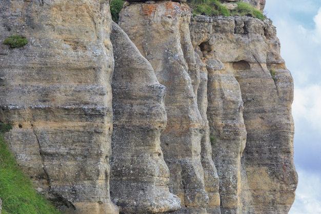 Foto die steile klippe des felsigen kamms der bergregion des nordkaukasus in russland.