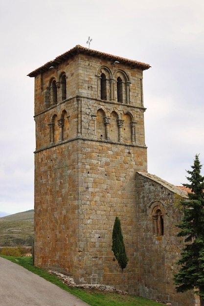 Die Stiftskirche San Pedro de Cervatos ist eine romanisch-katholische Kirche in Cervatos, Kantabrien, Spanien