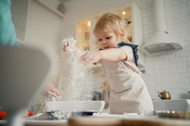 Die Stimmung der Kinder ist gut In der Küche mit Mehl spielen Pizzateig machen Kleines süßes Baby