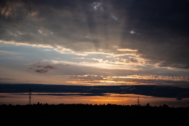 Die Strahlen Gottes in der Flusslandschaft Die Sonnenstrahlen scheinen durch die Wolken Platz kopieren