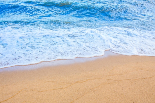 Die Strand- und Meeresoberfläche mit tiefblauem Meer klarer Himmel Wolken Landschaft mit Ozean kleine Wellen Wasserreflexion kopieren Platz für Text Illustration für Tourismus-Website oder Anzeige Andamanensee Thailand