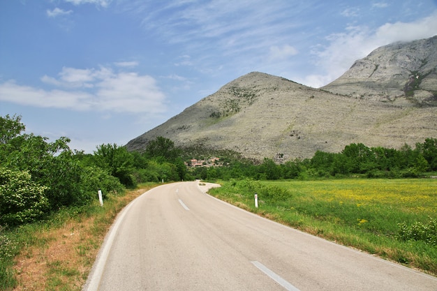 Die Straße auf grünen Bergen von Bosnien und Herzegowina