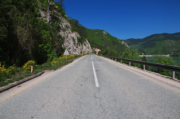 Die Straße auf grünen Bergen von Bosnien und Herzegowina