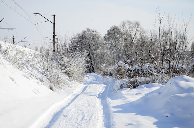 Die Straße, die parallel zur Bahnlinie liegt, ist schneebedeckt