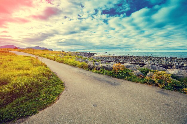 Die Straße entlang des Fjords mit dem dramatischen stürmischen bewölkten Himmel Schöne Natur Norwegen