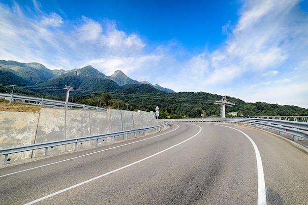 Die Straße erstreckt sich in die Berge