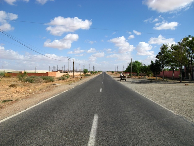 Die Straße in dem kleinen Dorf Marokko