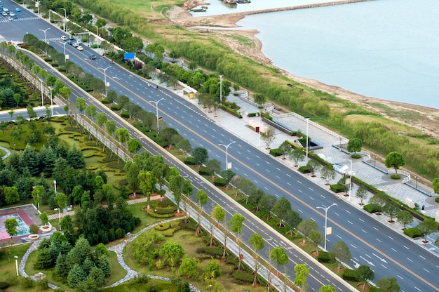 Die Straße in der Nähe der Stadt aus der Vogelperspektive