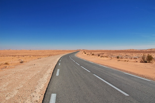 Die straße in der sahara-wüste, algerien