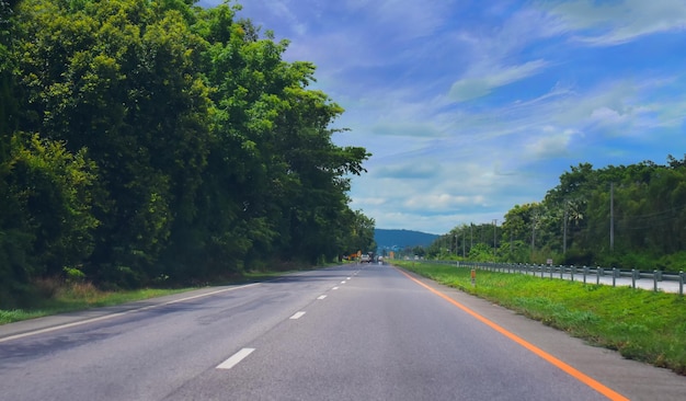 Die Straße ist eine Autobahn zum Reisen