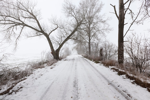 Die Straße ist in der Wintersaison mit Schnee bedeckt