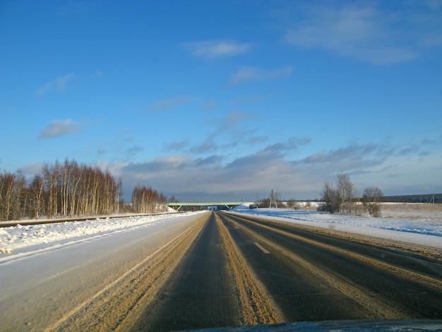 Die Straße mit Schnee in Russland am Winter