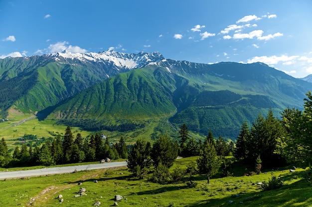 Die Straße nach Swanetien mit Berglandschaften und schönen Aussichten, Svan-Türmen und alten verlassenen