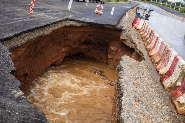 Die Straße wurde durch Wassererosion durch starken Regen und Überflutung der Straße zerstört.