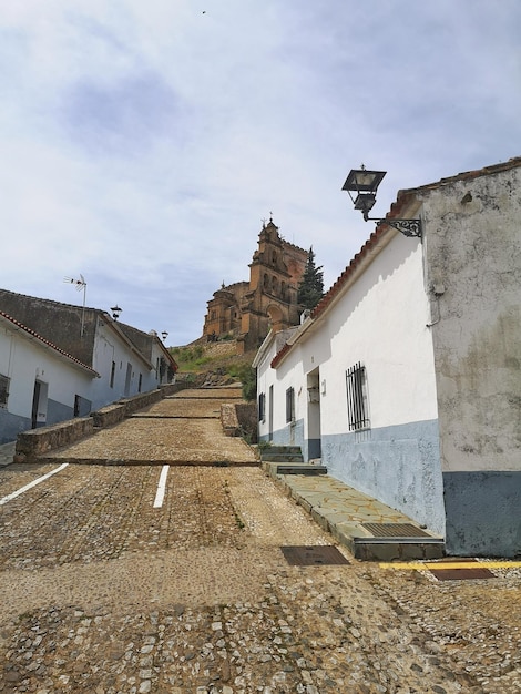 Die Straße zum Schloss Aracena in der Provinz Huelva Andalusien