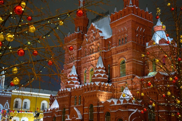 Die Straßen der Stadt geschmückt mit Weihnachtsbäumen und Girlanden während Silvester Der Schneesturm