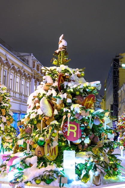 Die Straßen der Stadt geschmückt mit Weihnachtsbäumen und Girlanden während Silvester Der Schneesturm