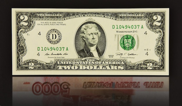 Die Stückelung ist zwei Dollar mit einer Reflexion von fünftausend russischen Rubeln