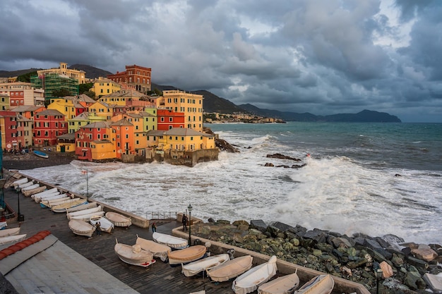 Die stürmische See im Fischerdorf Boccadasse, im Zentrum von Genua, Italien