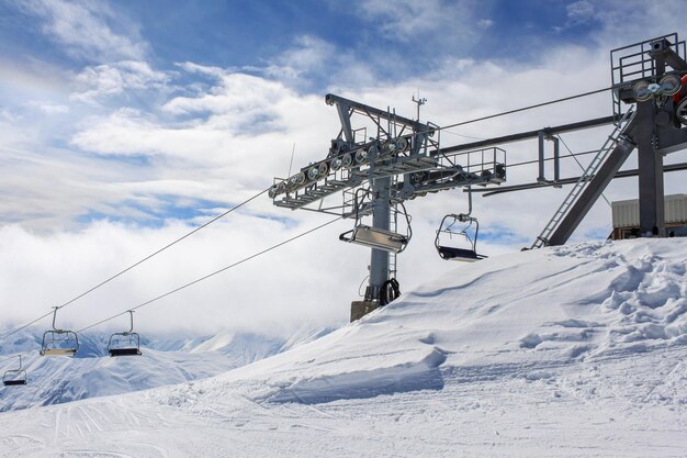 Foto die stütze des sesselliftes auf dem gipfel des skigebiets