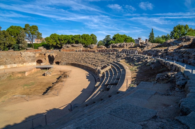 Die Stufen und die Arena des römischen Amphitheaters von Merida werden vom Licht der Morgendämmerung beleuchtet