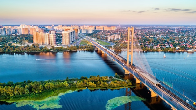 Die Südbrücke über den Dnjepr in Kiew, der Hauptstadt der Ukraine