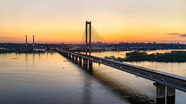 Die Südbrücke über den Dnjepr in Kiew, der Hauptstadt der Ukraine