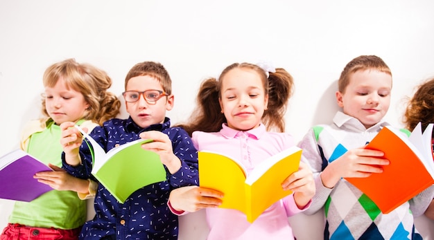 Foto die süßen kinder mit büchern