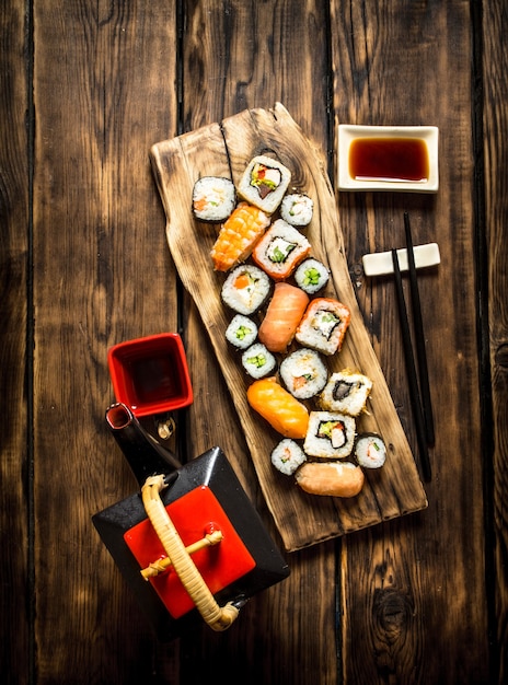 Die Sushi-Rollen und Kräutertee.