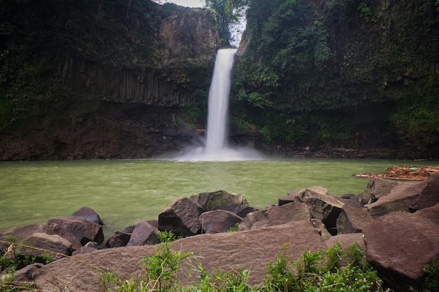 Foto die szene mit dem hohen wasserfall wurde mit langsamer verschlussgeschwindigkeit aufgenommen