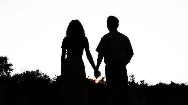 Die Szene zeigt eine Silhouette eines liebenden Paares