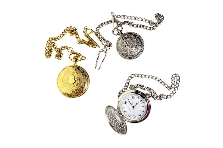 Foto die taschenuhr mit drei weinlesen mit einer kette auf einer weißen hintergrundnahaufnahme