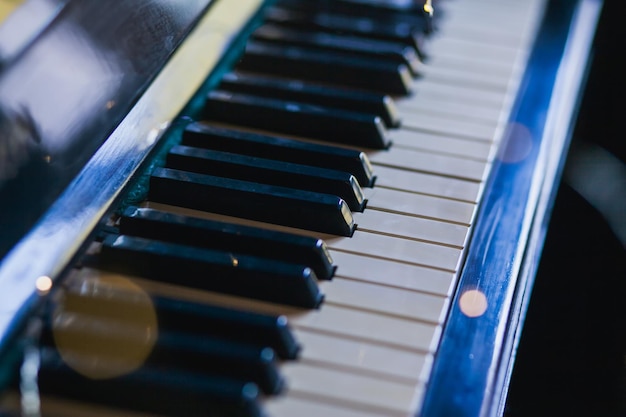 Die Tasten eines alten Vintage-Klaviers im Hintergrundlicht mit Highlights.