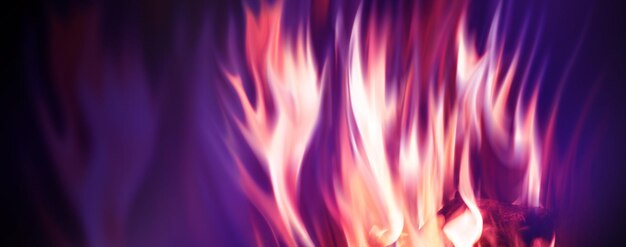 Die Textur der Flamme auf schwarzem Hintergrund Das ultraviolette Leuchten des Feuers 3D-Darstellung