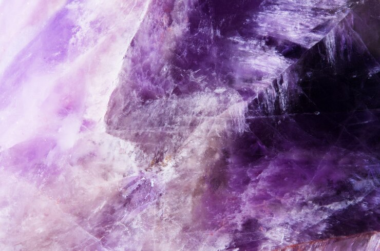 Die Textur des Minerals Amethyst Makroaufnahme des natürlichen Edelsteinbildes