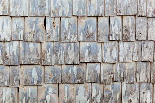 Die Textur einer verlassenen Wand mit vertikalen Holzbrettern.