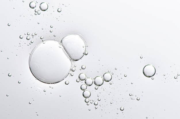 Die Textur eines kosmetischen Hautserums oder Körpergels, einer Feuchtigkeitscreme oder eines Shampoos
