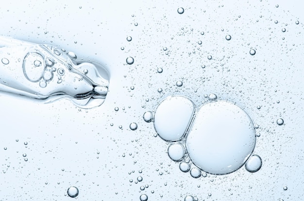 Die Textur eines kosmetischen Serums mit einer Pipette Nahaufnahme Makrophotografie