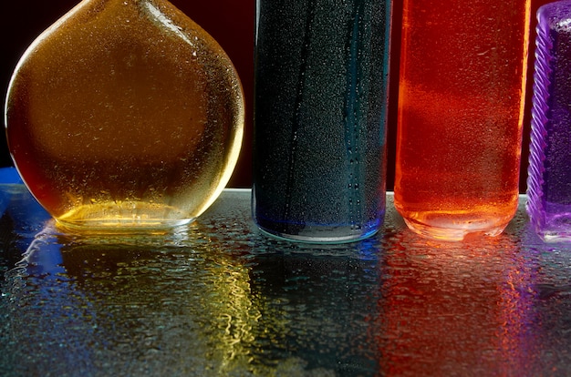 Die Textur von alkoholischen Getränken im Glas in einem Wasserstrahl