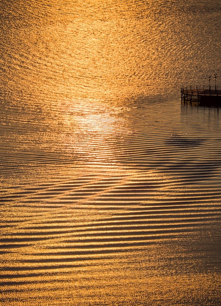 Die Textur von Meerwasser und Wellen bei Sonnenuntergang Farben von Gold in der Ägäis in Griechenland