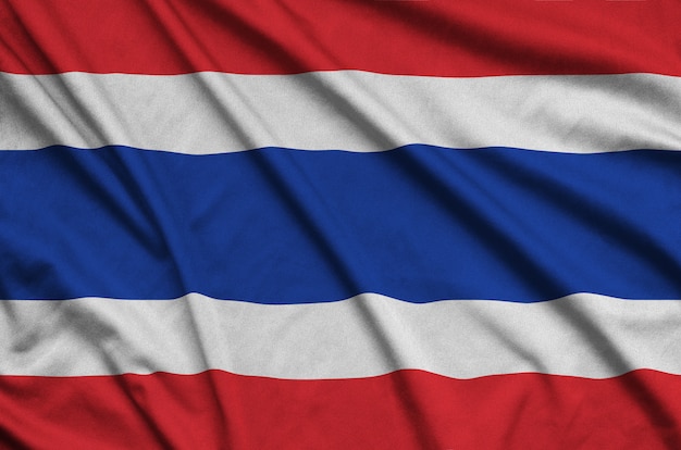 Die Thailand-Flagge ist auf einem Sportstoff mit vielen Falten abgebildet.