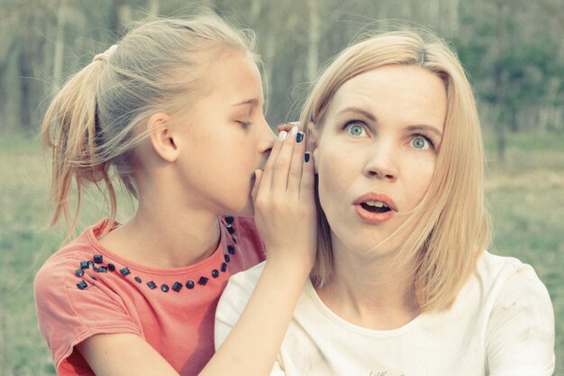 Die Tochter erzählt dem Ohrhörer der Mutter Geheimnisse