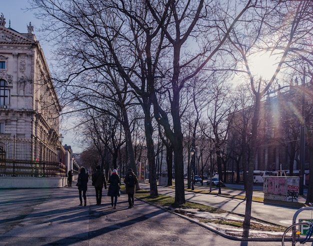 Die Touristen gehen auf dem Gehweg