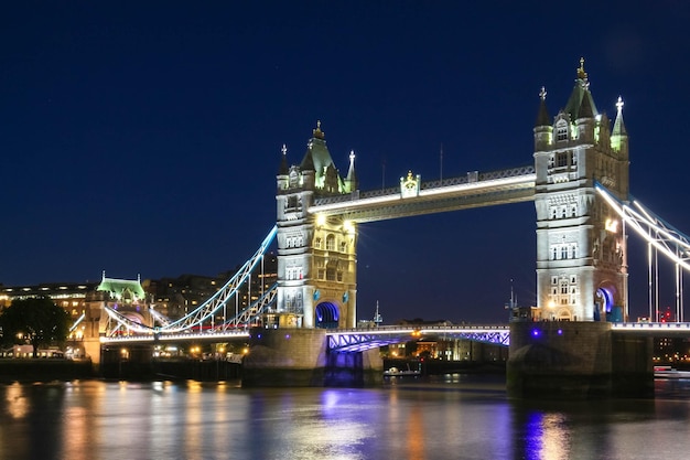 Die Tower Bridge in London am Abend England Vereinigtes Königreich
