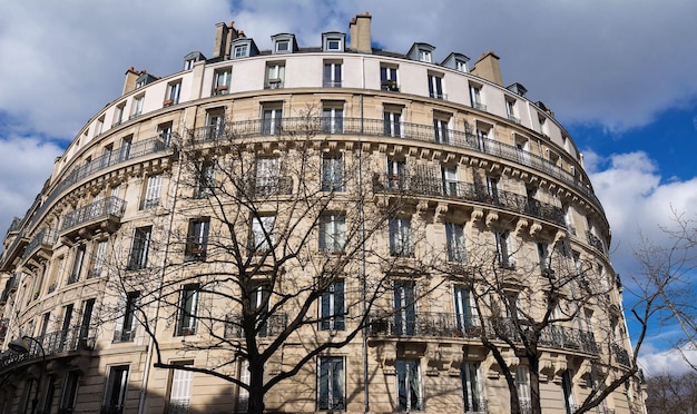 Die traditionelle Fassade des Pariser Gebäudes Frankreich