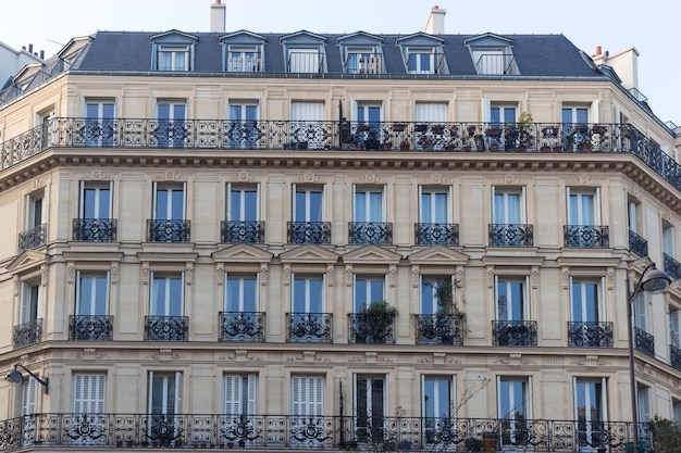 Die traditionelle Fassade des Pariser Gebäudes Frankreich