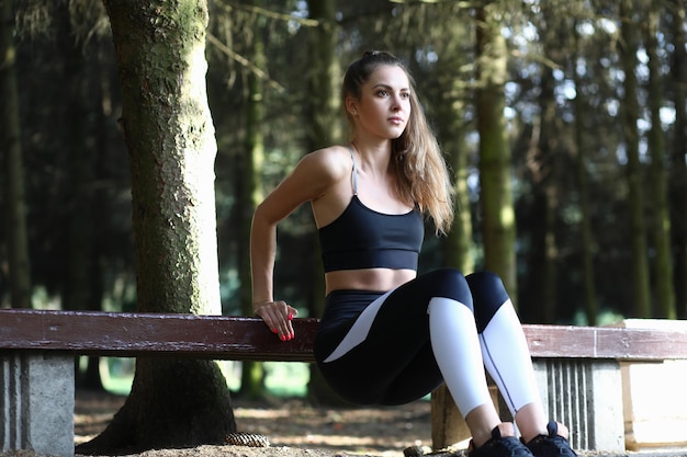 Die Trainerin treibt im Park Sport im Freien