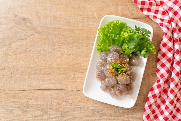 Die transparenten Kugeln heißen Saku Sai Moo oder gedämpfte Tapioka-Knödel-Kugel mit Schweinefleischfüllung