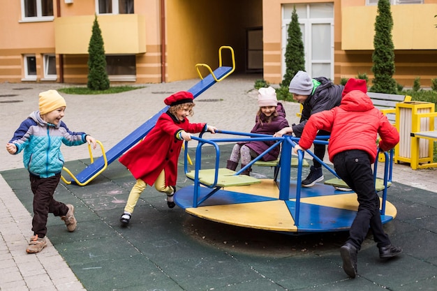 Die traurigen kleinen Freundinnen auf dem Spielplatz während der Quarantäne