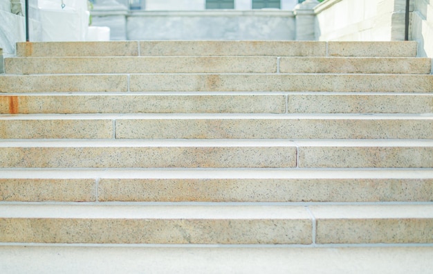 Die Treppe stellt die Hoffnung auf den Aufstieg dar und der Weg zum Himmel symbolisiert eine spirituelle Reise